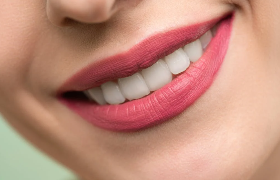 5 Cara Memutihkan Gigi Kuning Secara Alami, Bahannya Mudah Ditemui!