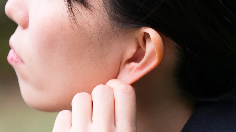 cara mengatasi telinga kemasukan air