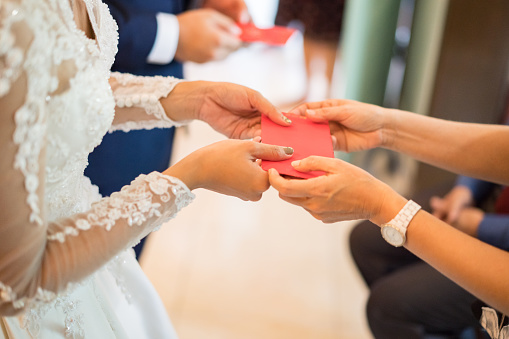 14 Ide Kado Pernikahan yang Bermanfaat dan Berkesan | Budget Rp300 Ribuan