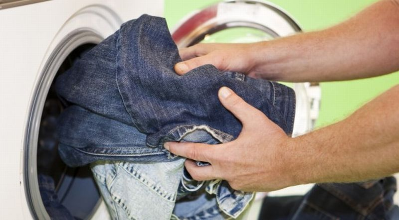 12 Cara Mencuci Celana Jeans dengan Benar | Anti Pudar dan Kendur!