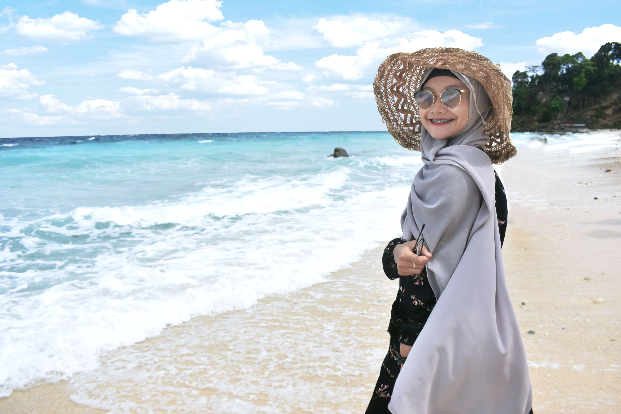 14 Tren Outfit ke Pantai Hijab untuk Inspirasi Gaya Kamu Saat Liburan