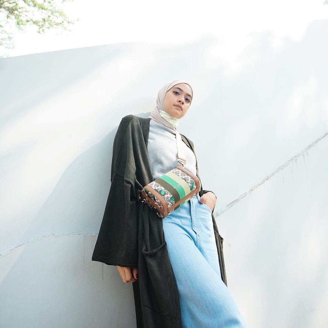 12 Inspirasi OOTD Hijab Simple untuk Hangout | Cocok untuk Bukber!