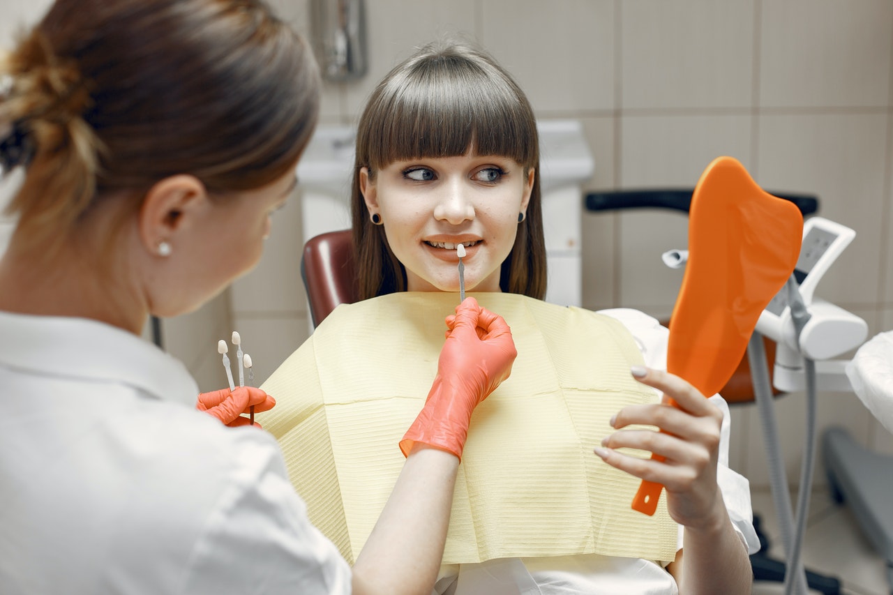 Ingin Pasang Veneer Gigi? Ini Dia Efek Samping dan Harganya yang Perlu Kamu Tahu