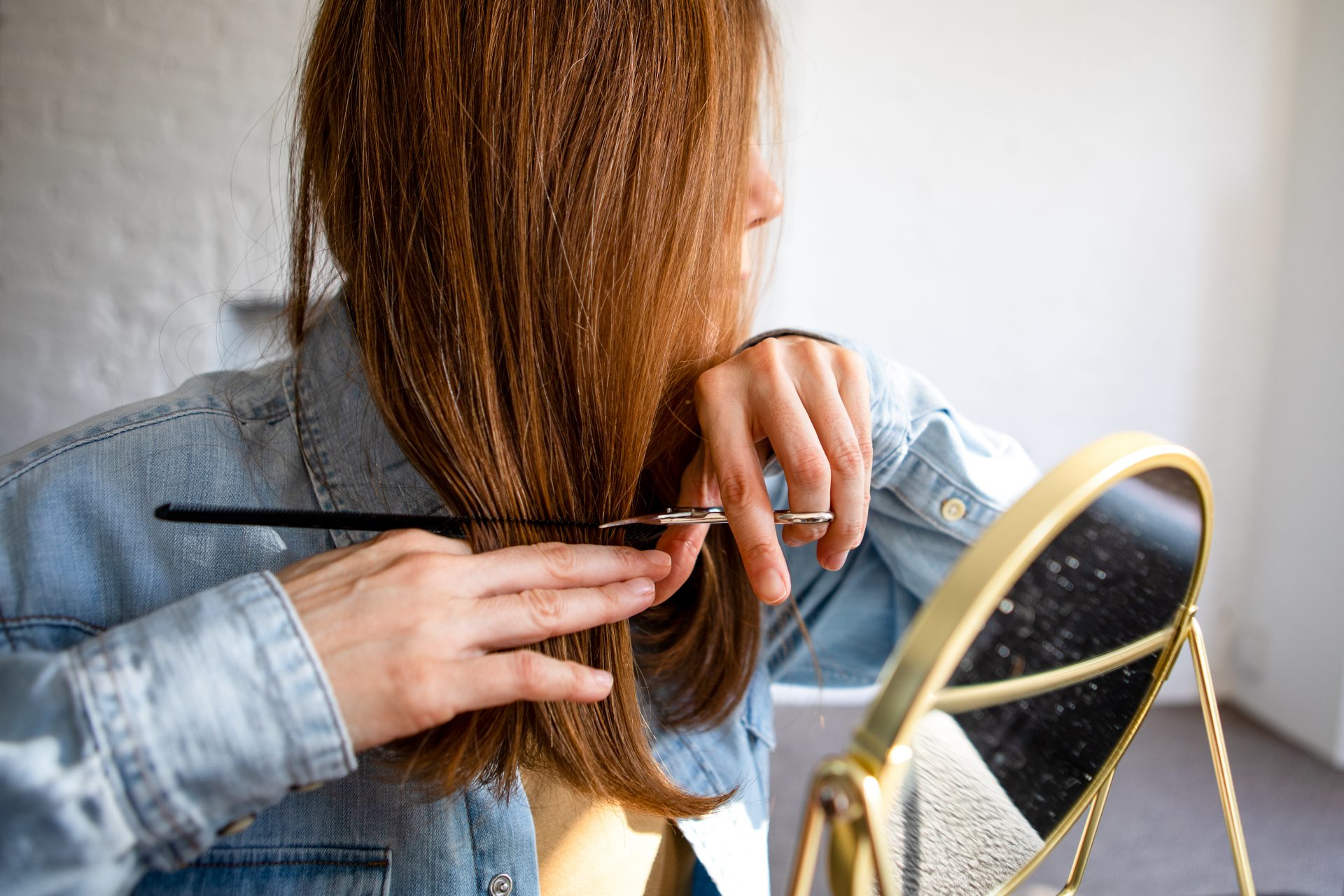 8 Cara Memotong Rambut Sendiri, Lebih Hemat dan Anti Gagal!