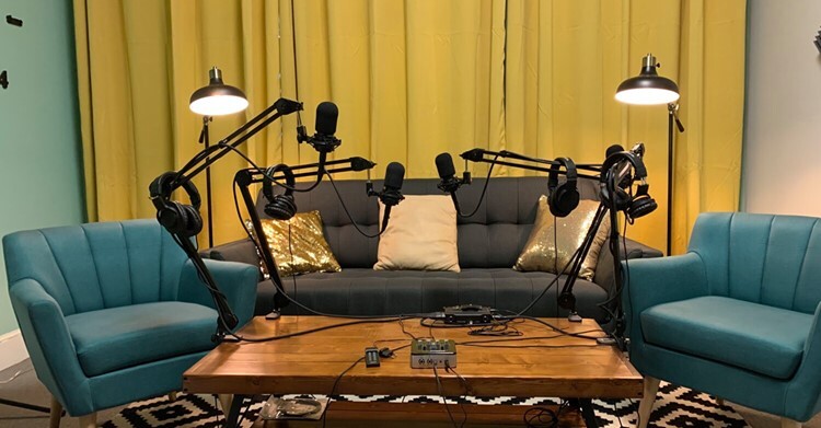 desain ruang podcast di rumah