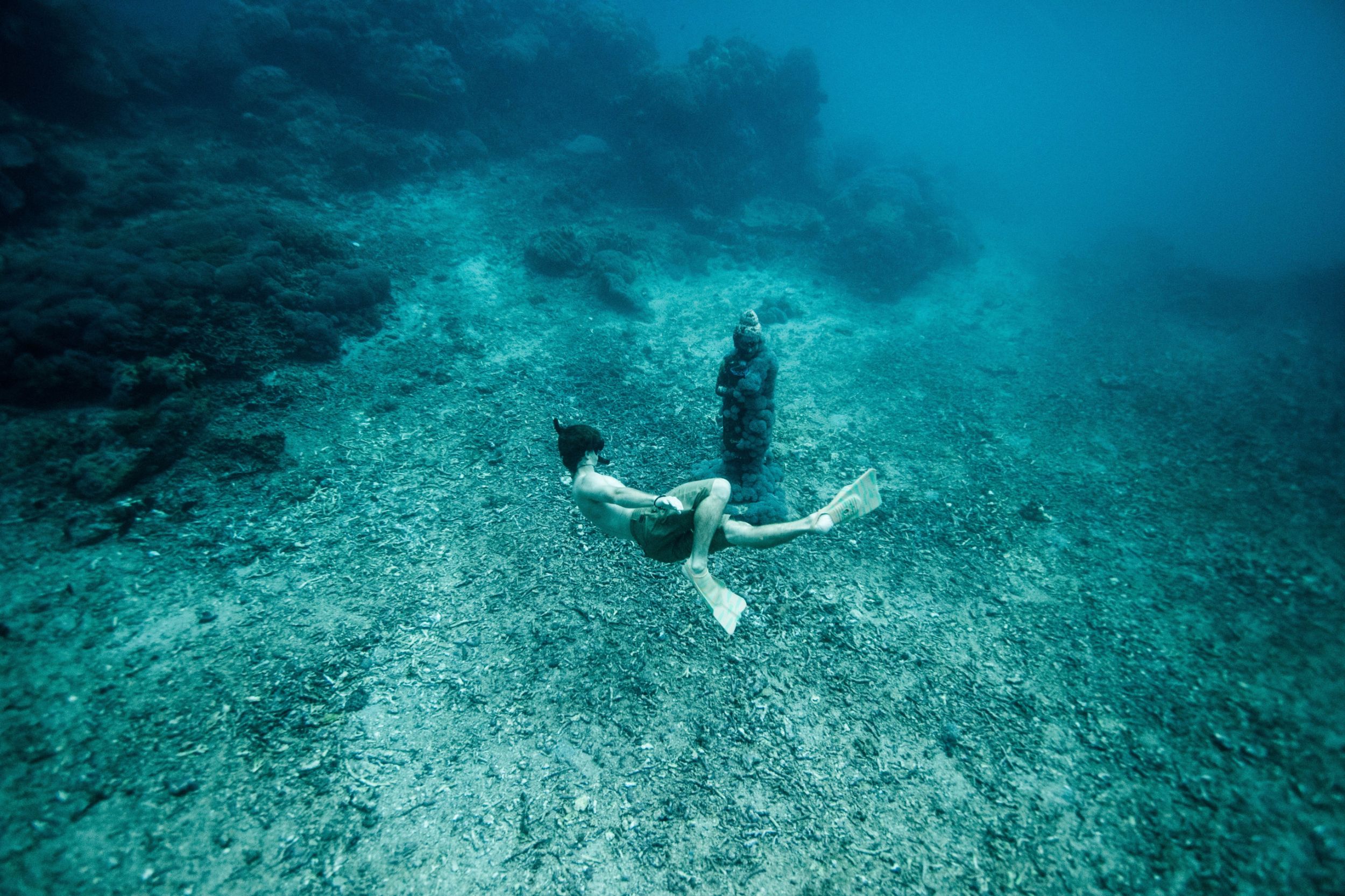 6 Tempat Bahaya untuk Berenang di Indonesia karena Angker!