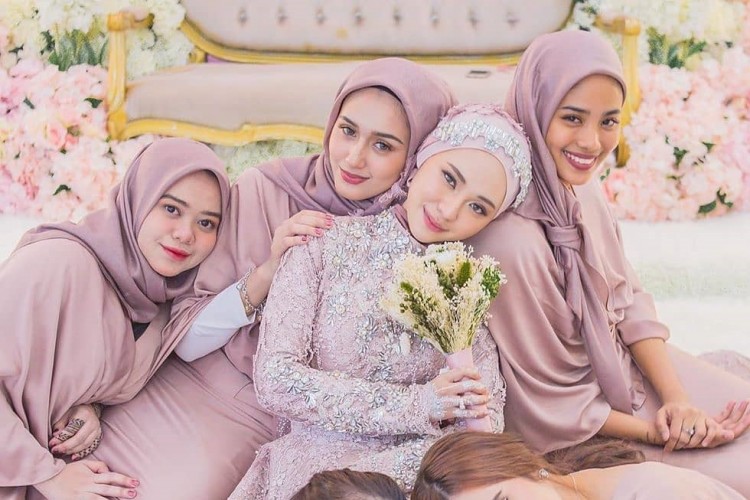 12 Inspirasi Model Seragam Bridesmaid Hijab dari Instagram Seleb, Simple dan Kekinian!