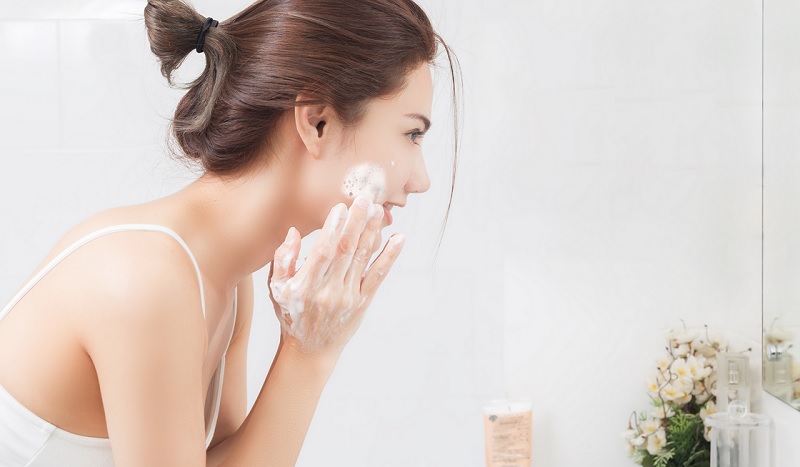 10 Rekomendasi Produk Double Cleansing Ini Cocok untuk Kulit Sensitif Kamu