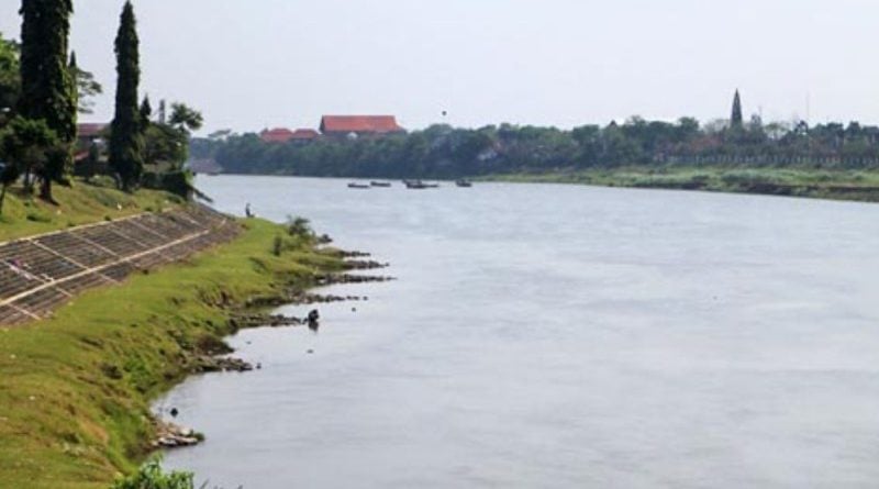 sungai brantas - tempat bahaya untuk berenang di indonesia