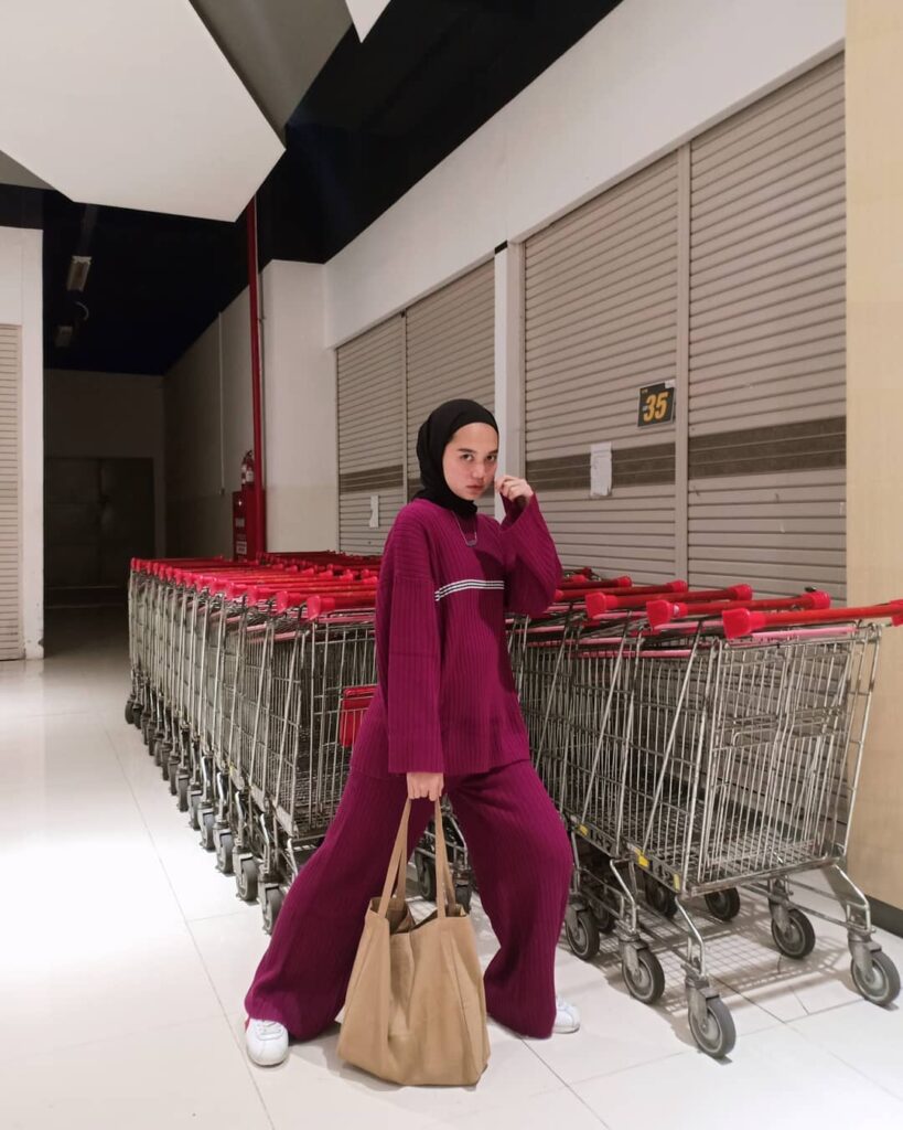10 Inspirasi Outfit Nonton Konser Hijab yang Kece dan Fashionable