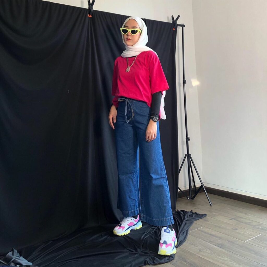 10 Inspirasi Outfit Nonton Konser Hijab yang Kece dan Fashionable
