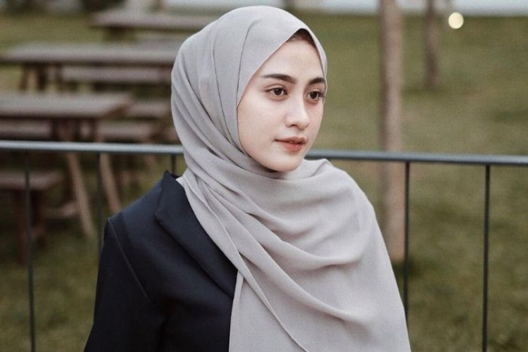 15 Gaya Hijab untuk Wajah Kotak, Bikin Terlihat Tirus dan Proporsional