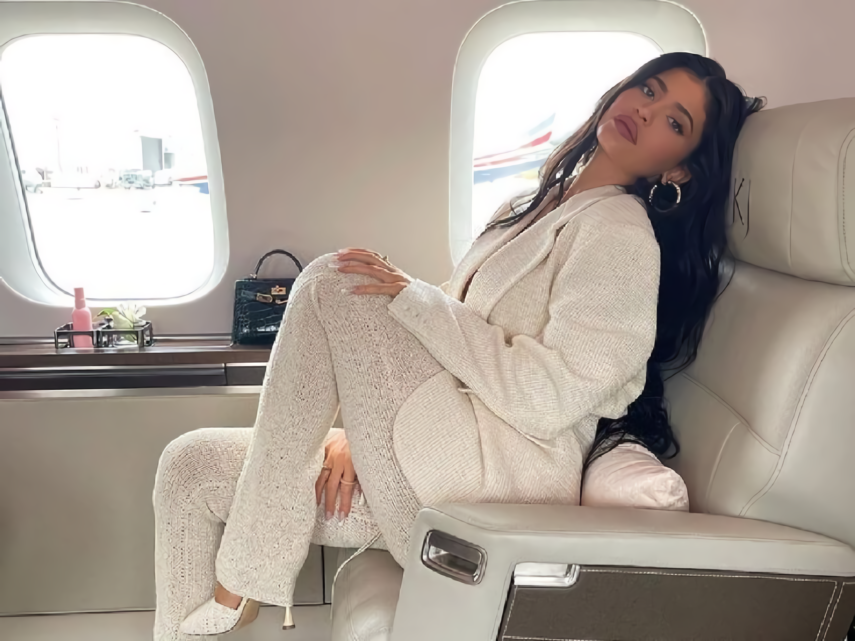 15 Inspirasi Outfit Kylie Jenner Ini Bikin Kamu Tampil Modis!