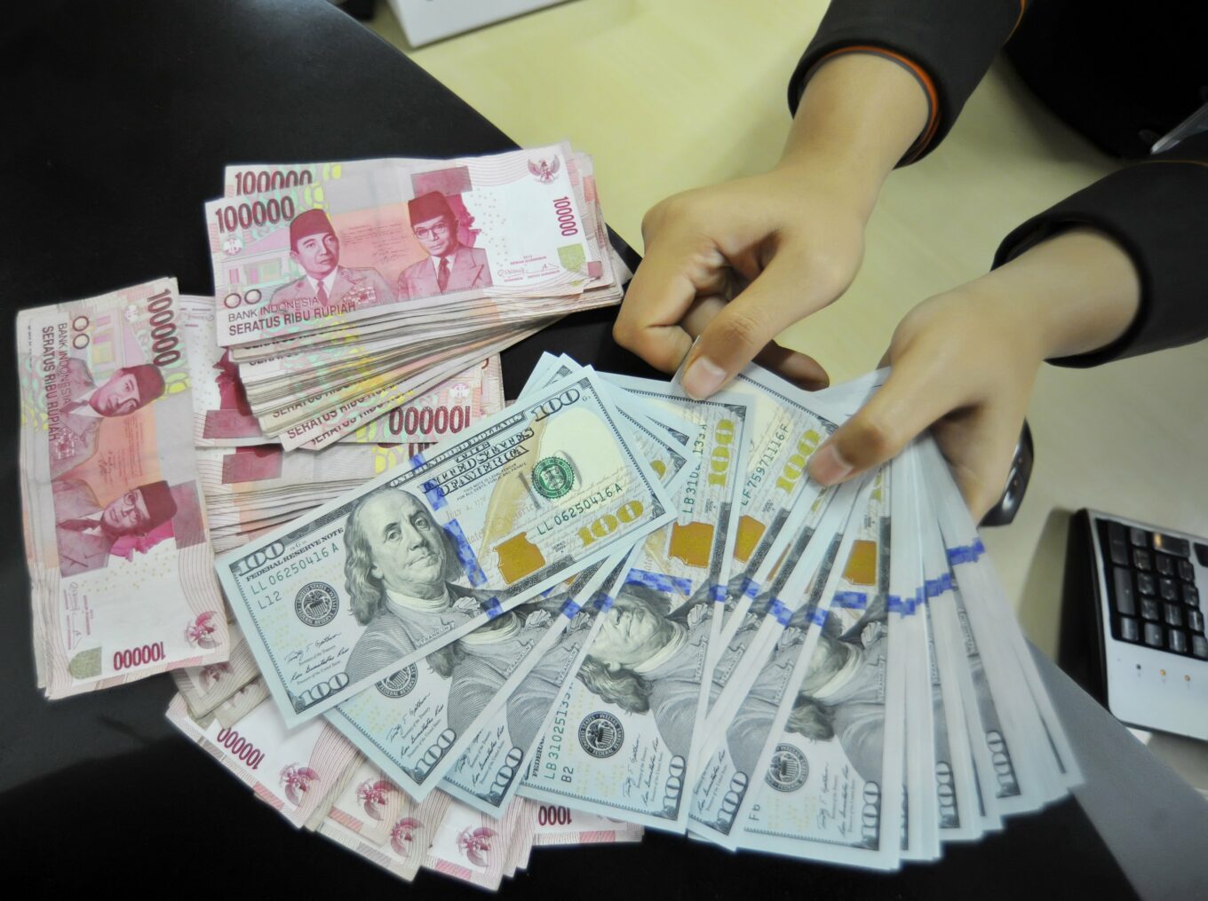 cara menukar uang rupiah ke mata uang asing