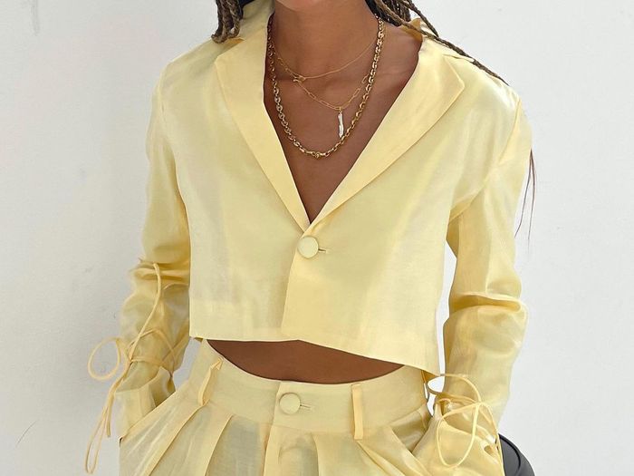 Tetap Tampil Stylish, Intip 9 Inspirasi Padu Padan Warna Kuning untuk Outfitmu!
