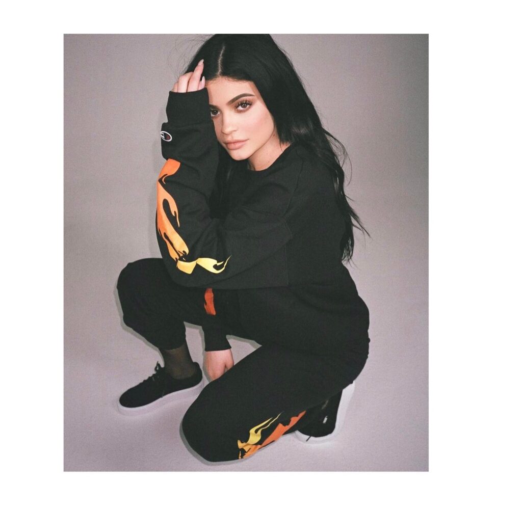 15 Inspirasi Outfit Kylie Jenner Ini 