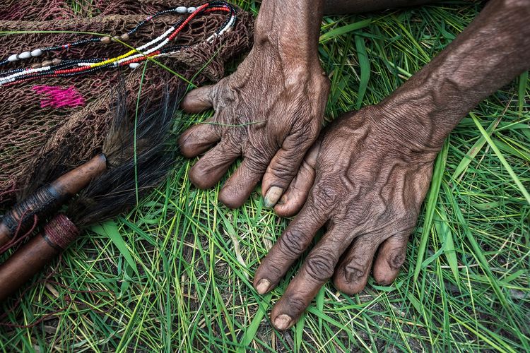 20 Tradisi Unik Masyarakat Indonesia, Kecantikan Gigi Runcing hingga Potong Jari!