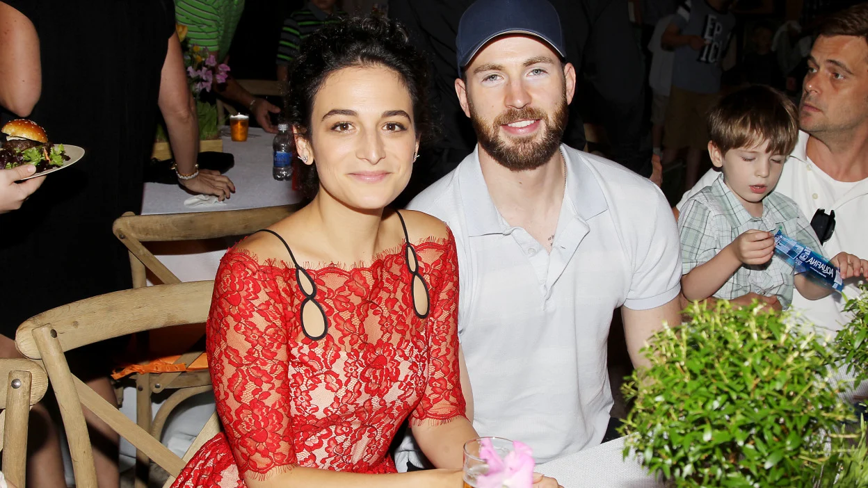 6 Cewek yang Pernah Jadi Pacar Chris Evans, Ada yang Hampir Nikah!