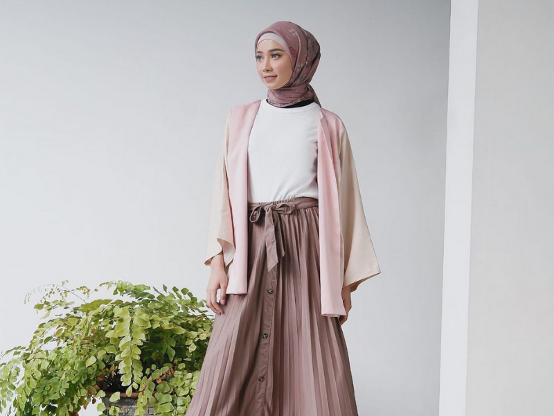 10 Pilihan Baju yang Cocok untuk Rok Plisket, OOTD Tampil Trendi!