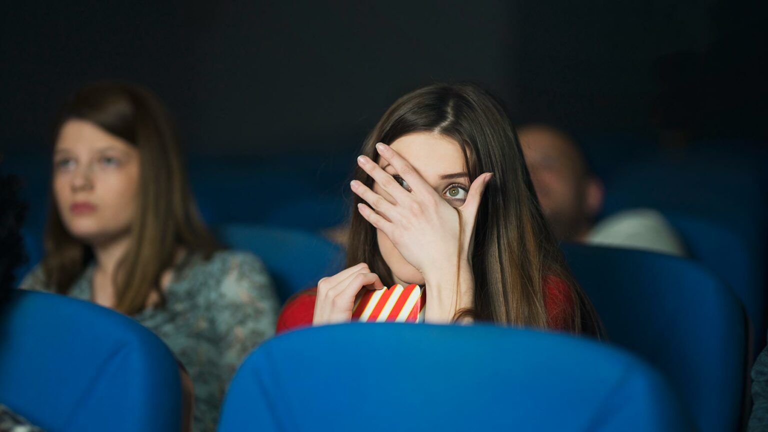5 tips efektif nonton film horor di bioskop buat penakut