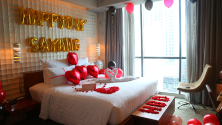 7 Inspirasi Dekorasi Ulang Tahun di Kamar Hotel Super Romantis