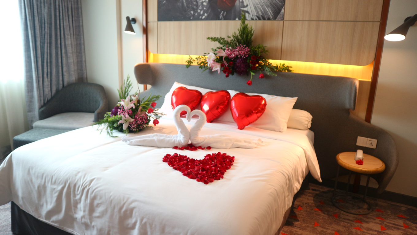 7 Inspirasi Dekorasi Ulang Tahun di Kamar Hotel Super Romantis