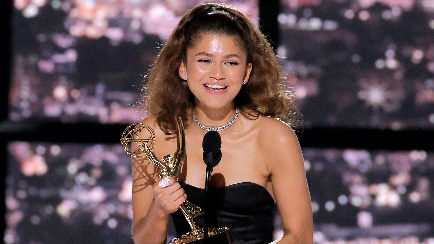 6 Fakta Unik Seputar Emmy Awards 2022, Zendaya dan Lee Jung Jae Raih Penghargaan!