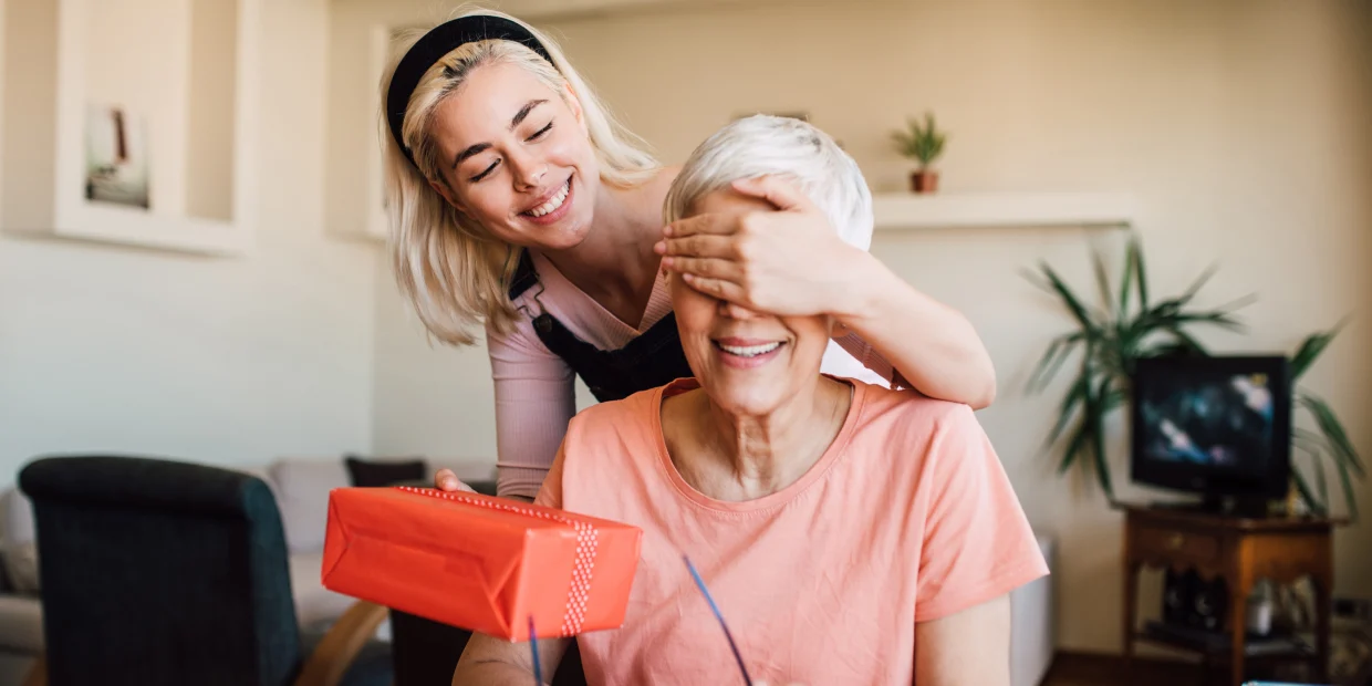 20 Ide Hadiah untuk Nenek dan Wanita di Atas 60 Tahun, Berharga dan Menyentuh Hati