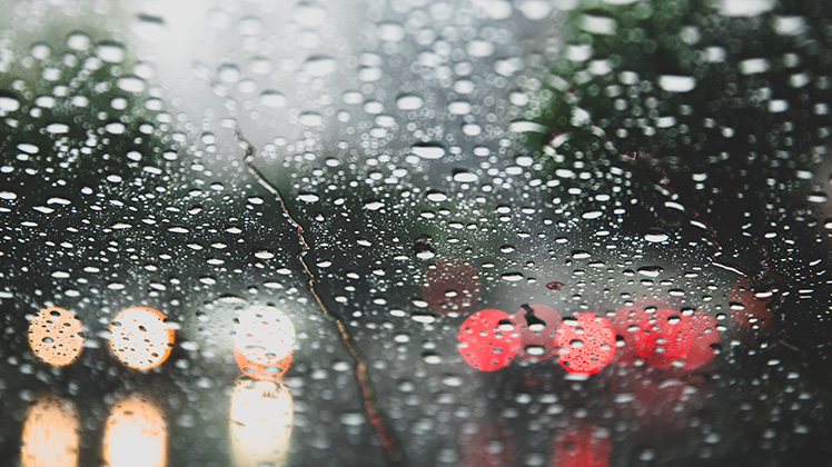 8 Tips Berkendara saat Hujan yang Aman agar Selamat Sampai Tujuan