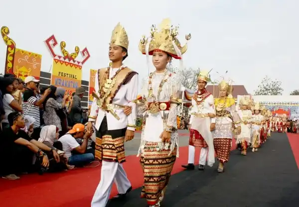 38 Ragam Pakaian Adat Indonesia | Wajib Tahu Provinsi dan Gambarnya!