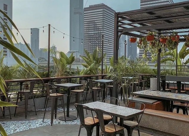 5 Pilihan Rooftop Cafe Terbaik di Jakarta, Suasananya Romantis Banget!