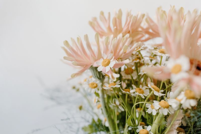 7 Tips Dekorasi Bunga Hias Plastik agar Selalu Tampak Cantik