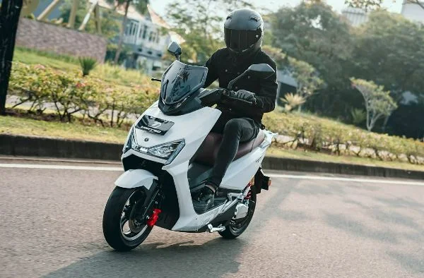 8 Rekomendasi Sepeda Motor Listrik Terbaik | Harga Minimal, Iritnya Maksimal