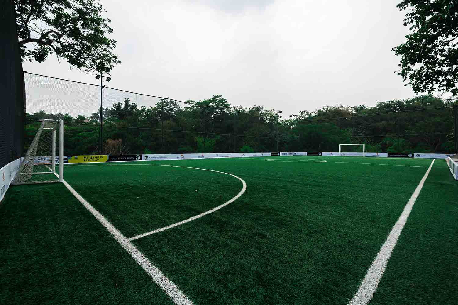 6 Pilihan Sewa Lapangan Bola di Jakarta | Nikmati Pengalaman Bermain ala Pemain Profesional!