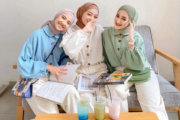 8 Inspirasi Outfit Simpel dan Menawan untuk Menghadiri Undangan Bukber | Siap Jadi Pusat Perhatian!