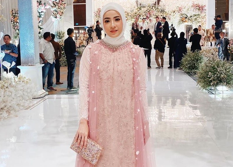 7 Inspirasi Outfit Kondangan Hijab Kekinian, Tampil Simple Elegan