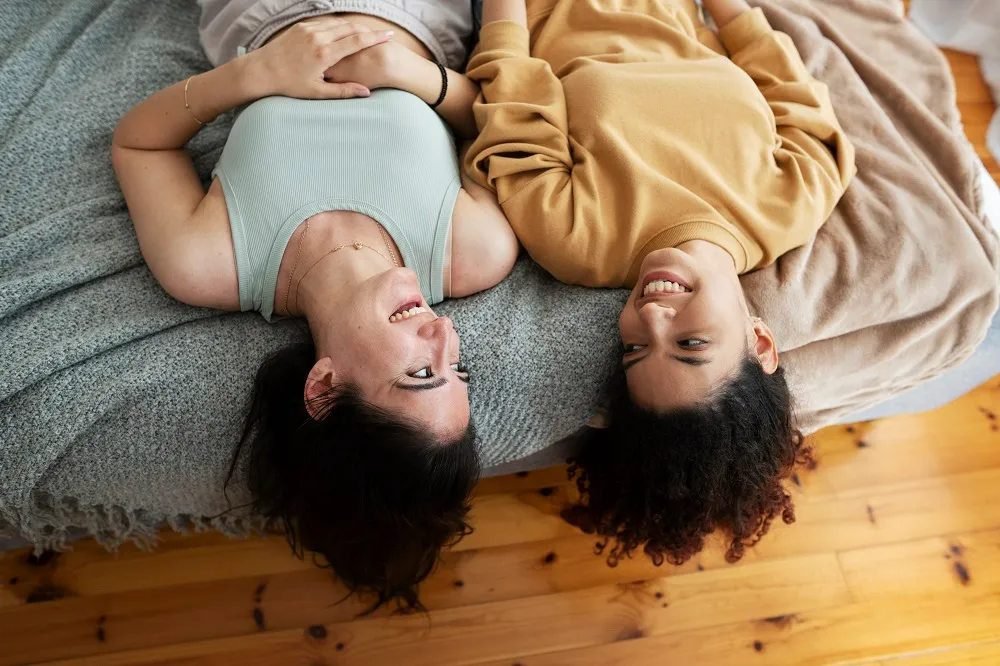 Pros and Cons of Living Alone vs with a Roommate | Things to Consider Before Sharing an Apartment!