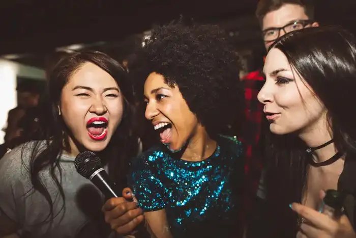 8 Rekomendasi Lagu Karaoke Nostalgia yang Cocok Kamu Nyanyikan dengan Orang Terdekat