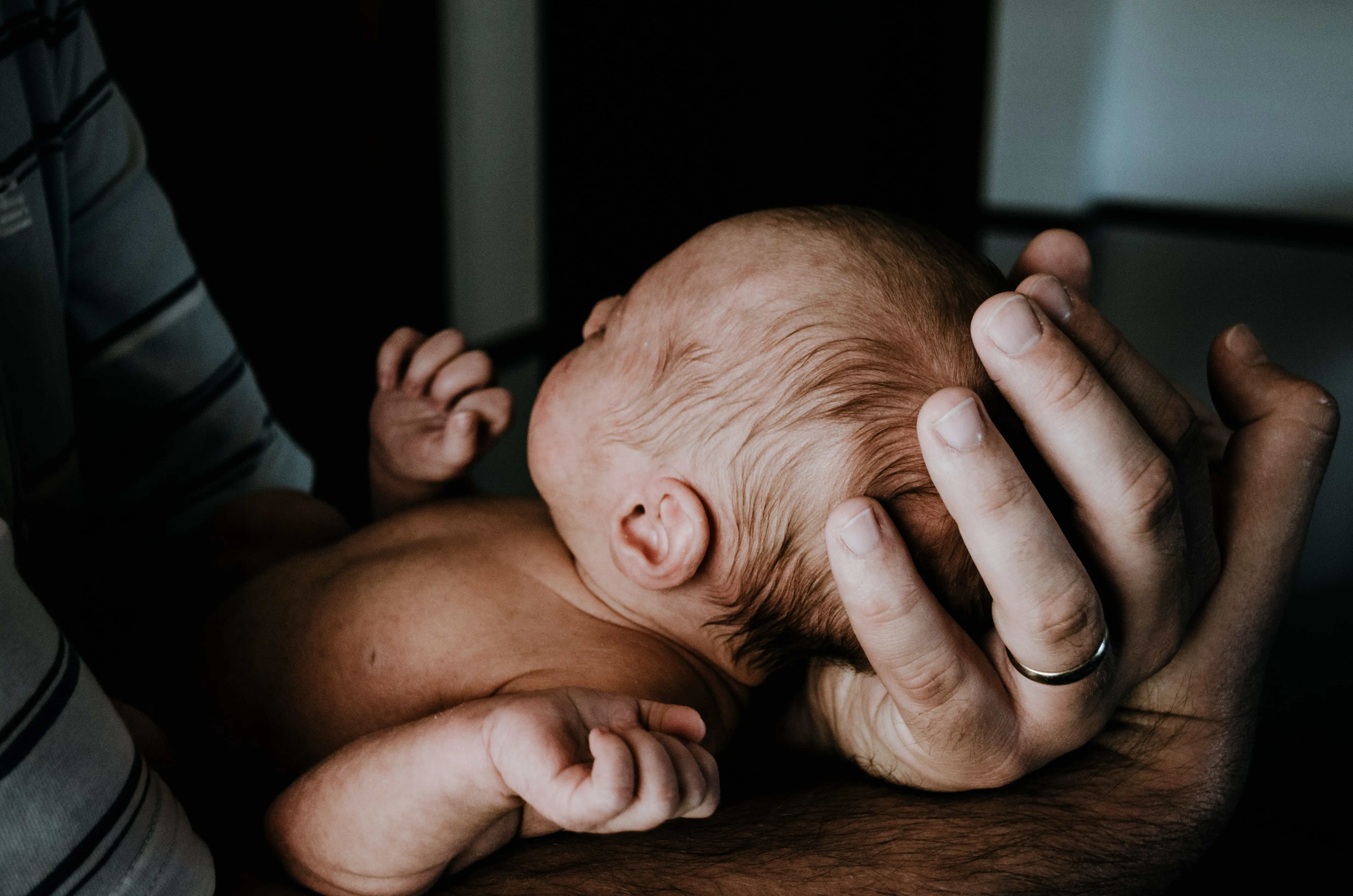 Makna Simbolis di Balik Mimpi Gendong Bayi, Pertanda Apa?