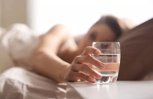 7 Manfaat Minum Air Putih Setelah Bangun Tidur, Bikin Kulit Cerah
