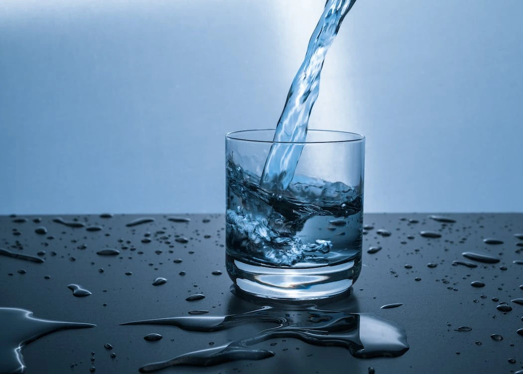 Baik Untuk Kesehatan, Ini 6 Manfaat Minum Air Putih Setelah Bangun Tidur