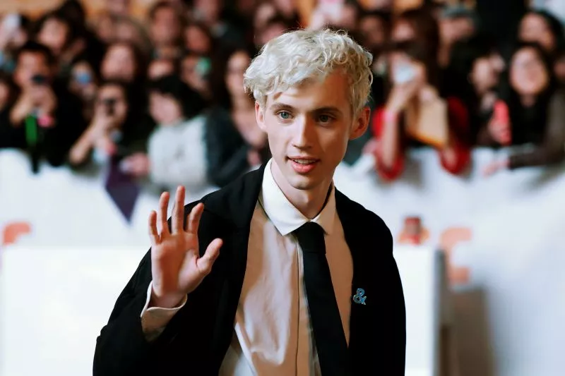 Lirik dan Terjemahan Lagu Angel Baby dari Troye Sivan | Ungkap Penantian Cinta Mendalam