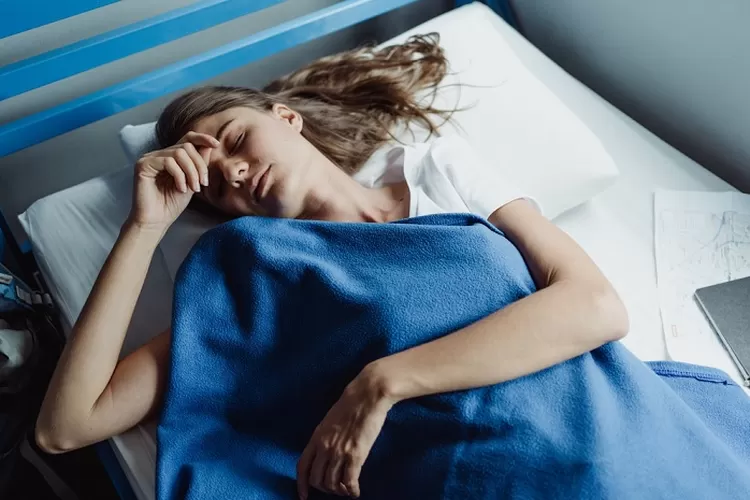 Ini Posisi Tidur Saat Asam Lambung Naik yang Dianjurkan | Perut Nyaman, Tidur Nyenyak!