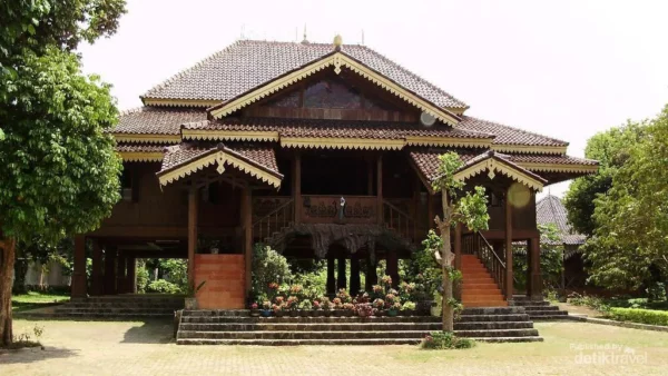 5 Rumah Adat Lampung Beserta Ciri Khas dan Filosofinya
