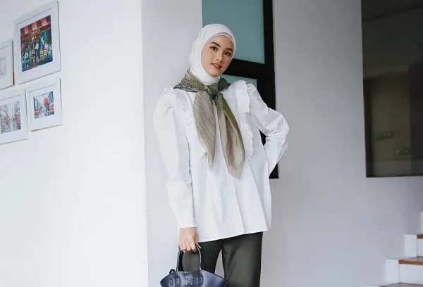 5 Inspirasi OOTD Baju Putih Celana Hitam Hijab, Bisa Tampil Modis!