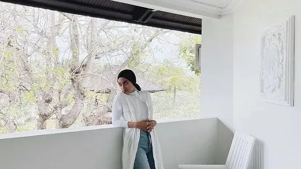 5 Inspirasi Model OOTD Baju Putih Celana Jeans Hijab, Tampil Lebih Gaya