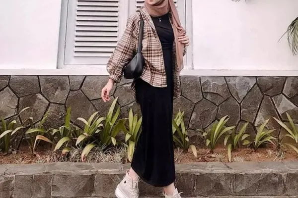 8 Inspirasi OOTD Kemeja Flanel Wanita Hijab, Kasual dan Stylish!