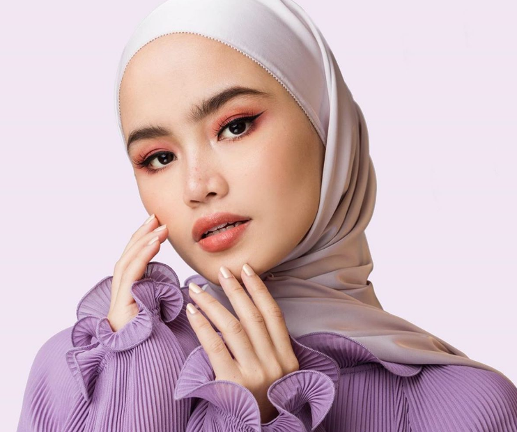 12 Warna Jilbab yang Cocok untuk Baju Warna Dusty Ungu