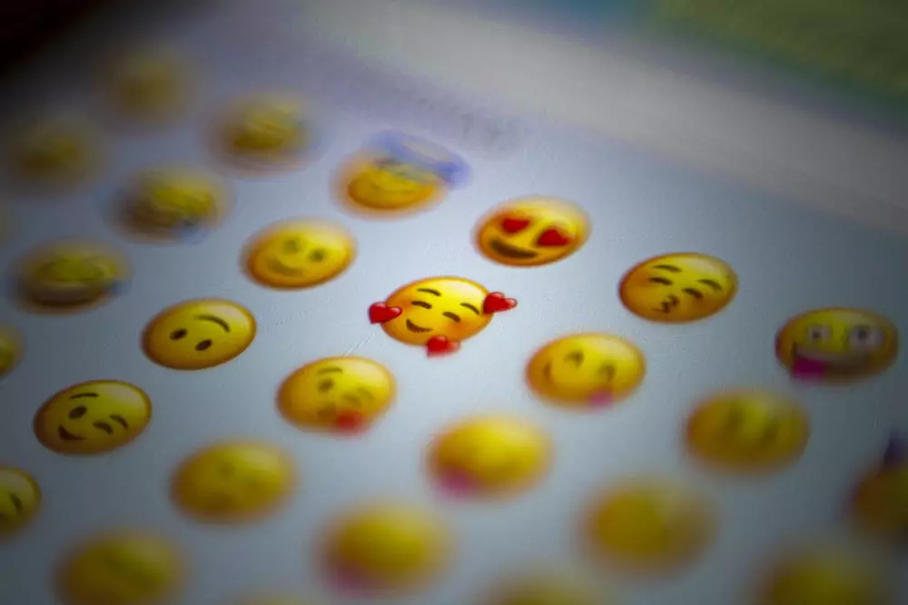 6 Arti Warna Emoji Love di WhatsApp, Jangan Asal Kirim!