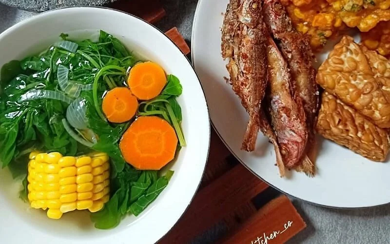 7 Pasangan Sayur Bening dan Lauknya yang Cocok dan Enak di Lidah, Mau Coba?